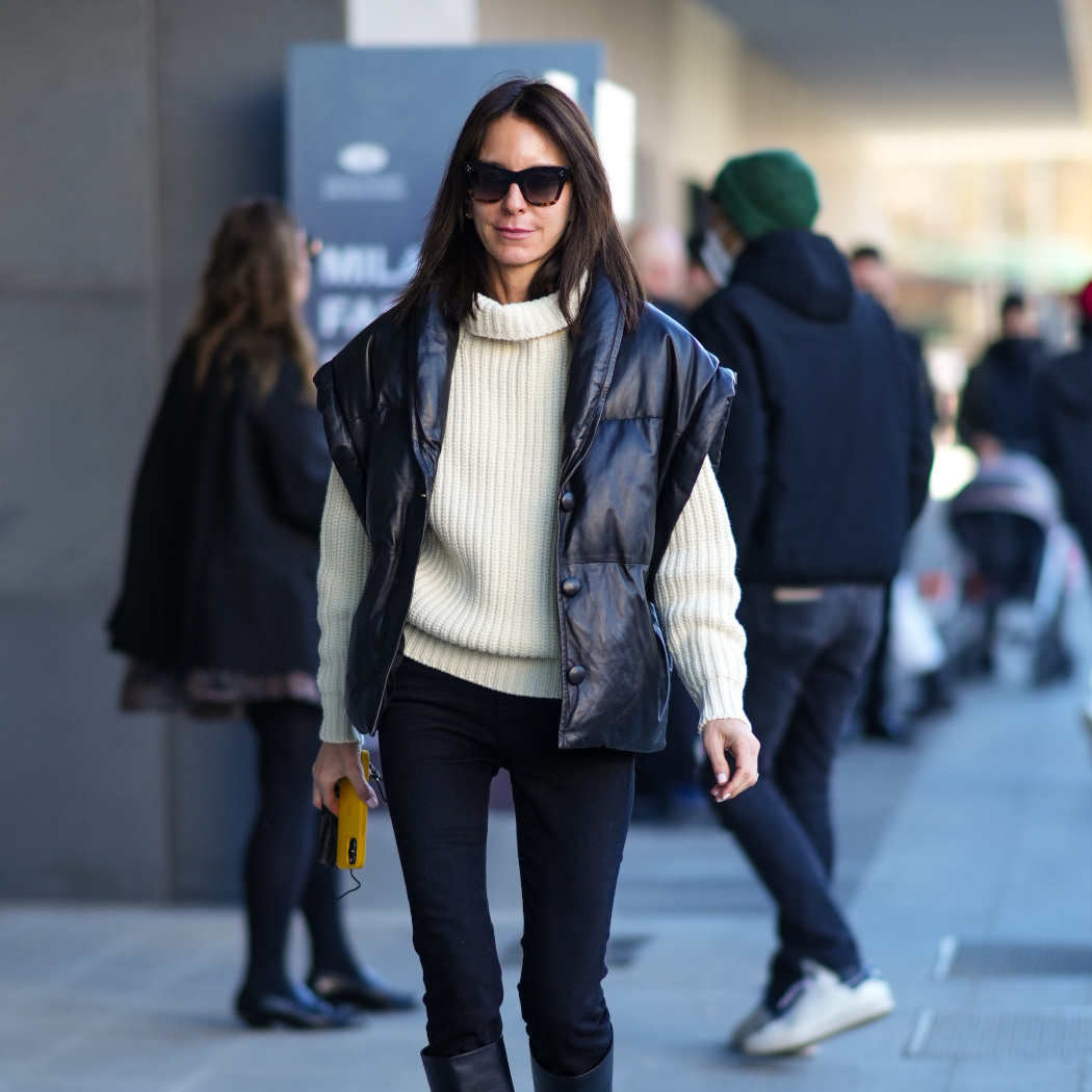 Stylizacje z ciepłymi kamizelkami na jesień i zimę 2022/2023. Odkryj 5 modnych, łatwych do odtworzenia zestawów z bezrękawnikiem